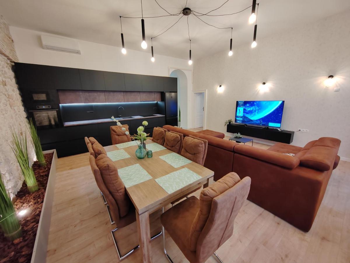 Town Square Apartment Zara Esterno foto