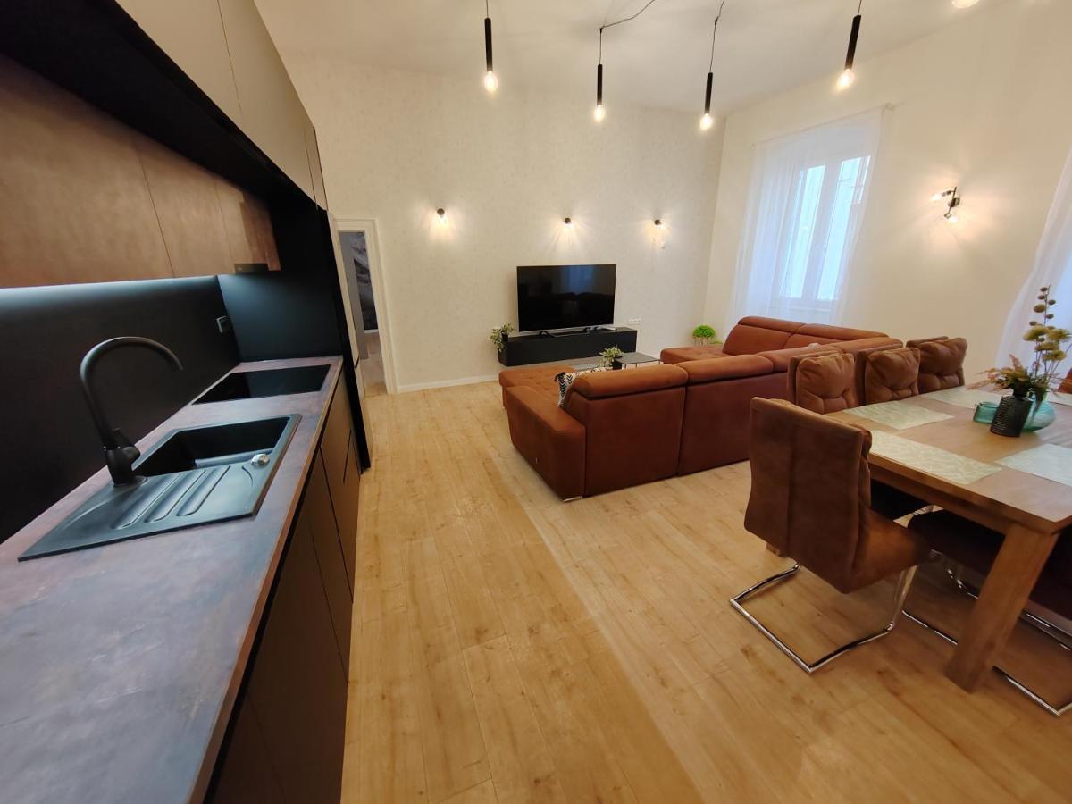 Town Square Apartment Zara Esterno foto