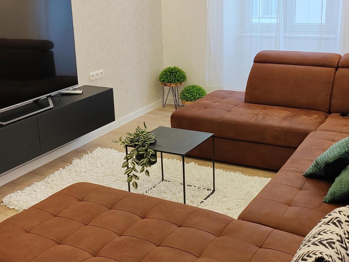 Town Square Apartment Zara Esterno foto