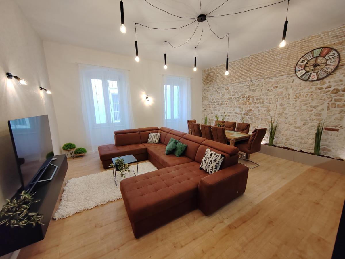 Town Square Apartment Zara Esterno foto