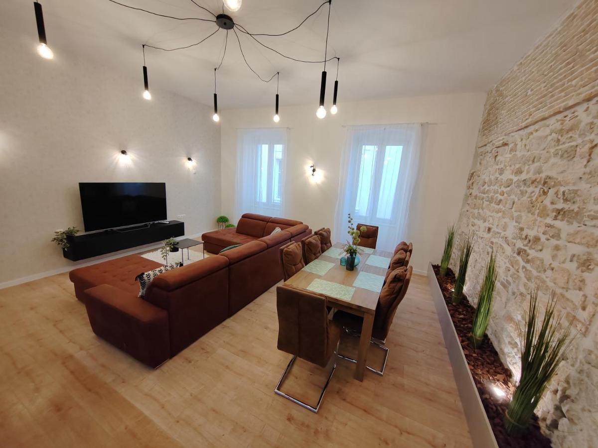 Town Square Apartment Zara Esterno foto