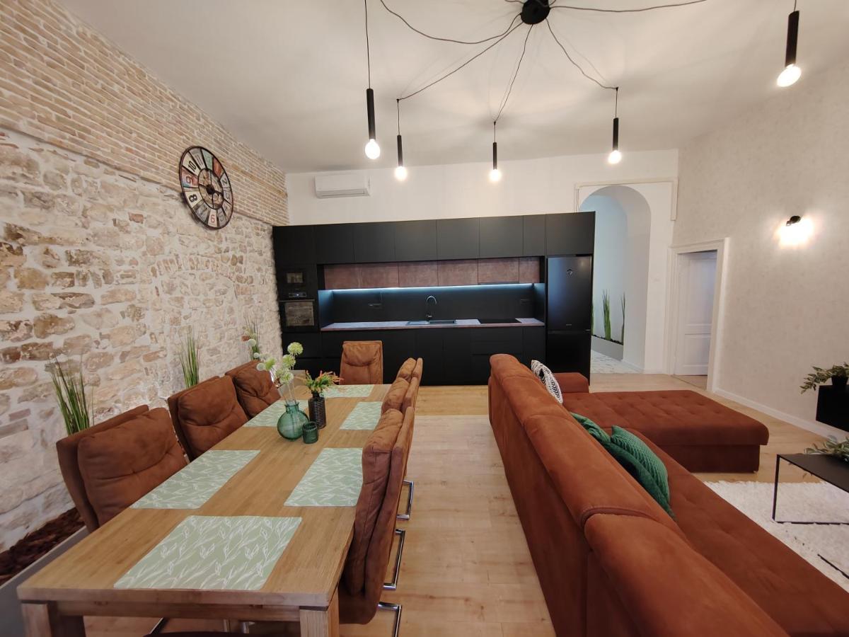 Town Square Apartment Zara Esterno foto