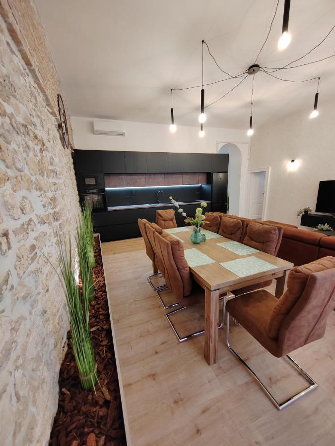 Town Square Apartment Zara Esterno foto