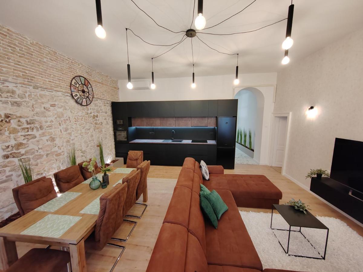 Town Square Apartment Zara Esterno foto