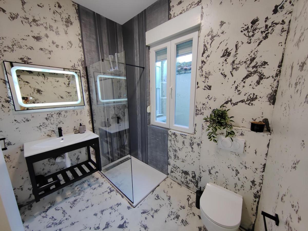 Town Square Apartment Zara Esterno foto