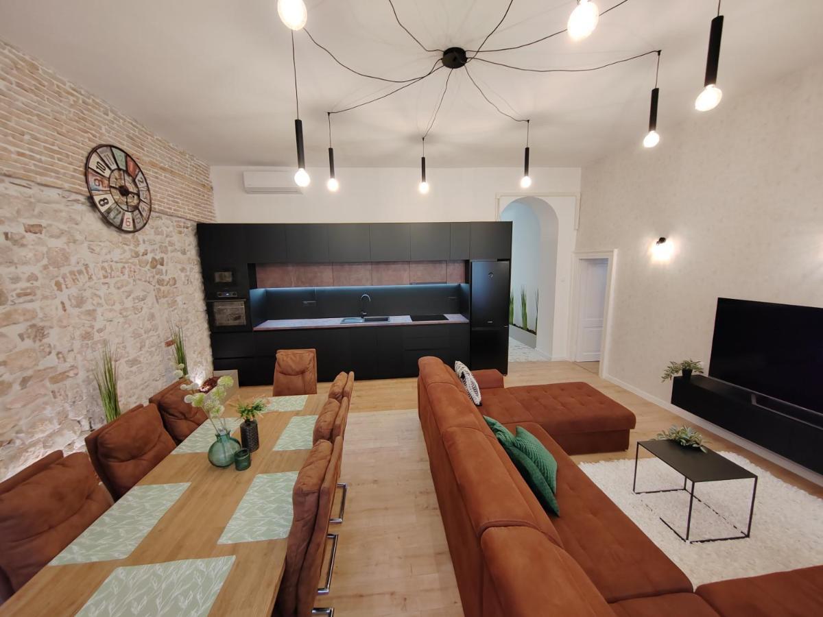 Town Square Apartment Zara Esterno foto