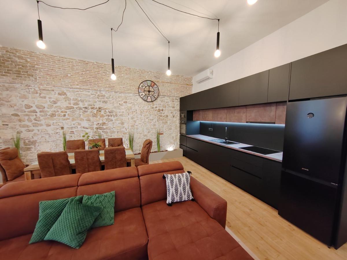 Town Square Apartment Zara Esterno foto