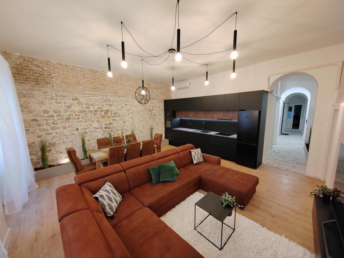 Town Square Apartment Zara Esterno foto