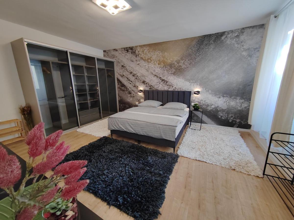 Town Square Apartment Zara Esterno foto