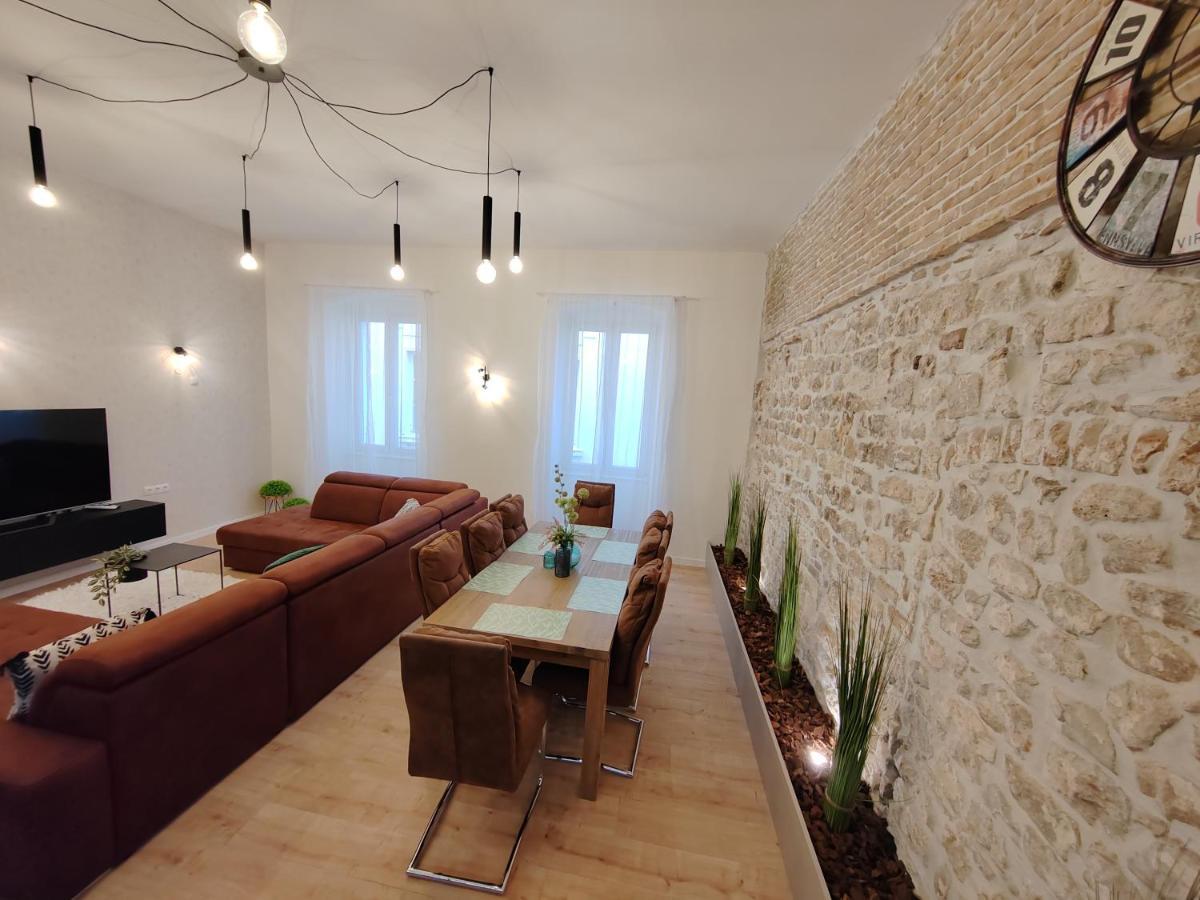 Town Square Apartment Zara Esterno foto