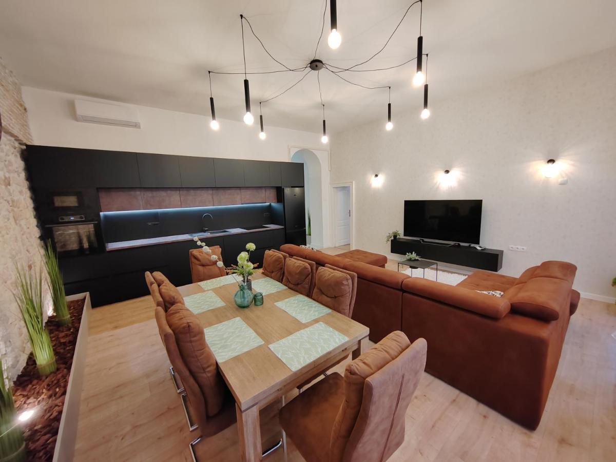 Town Square Apartment Zara Esterno foto