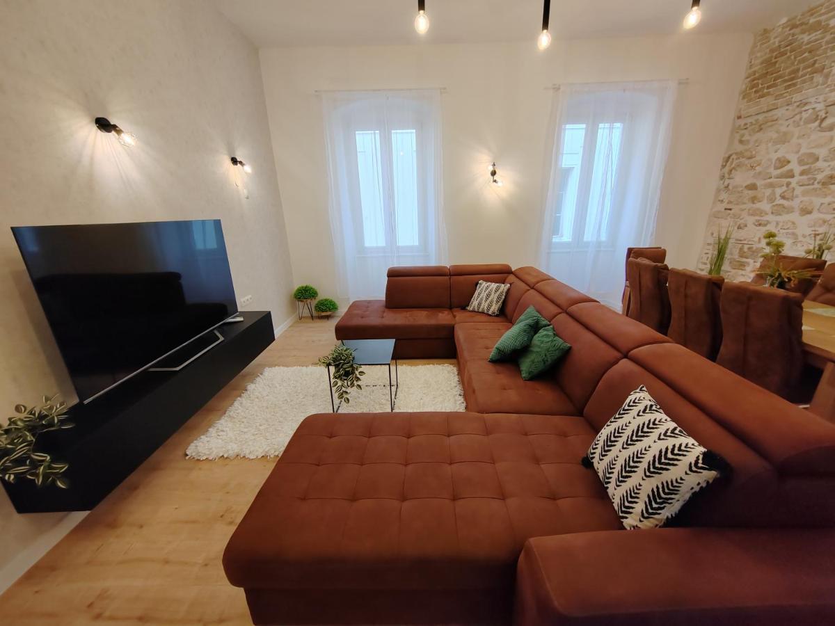 Town Square Apartment Zara Esterno foto
