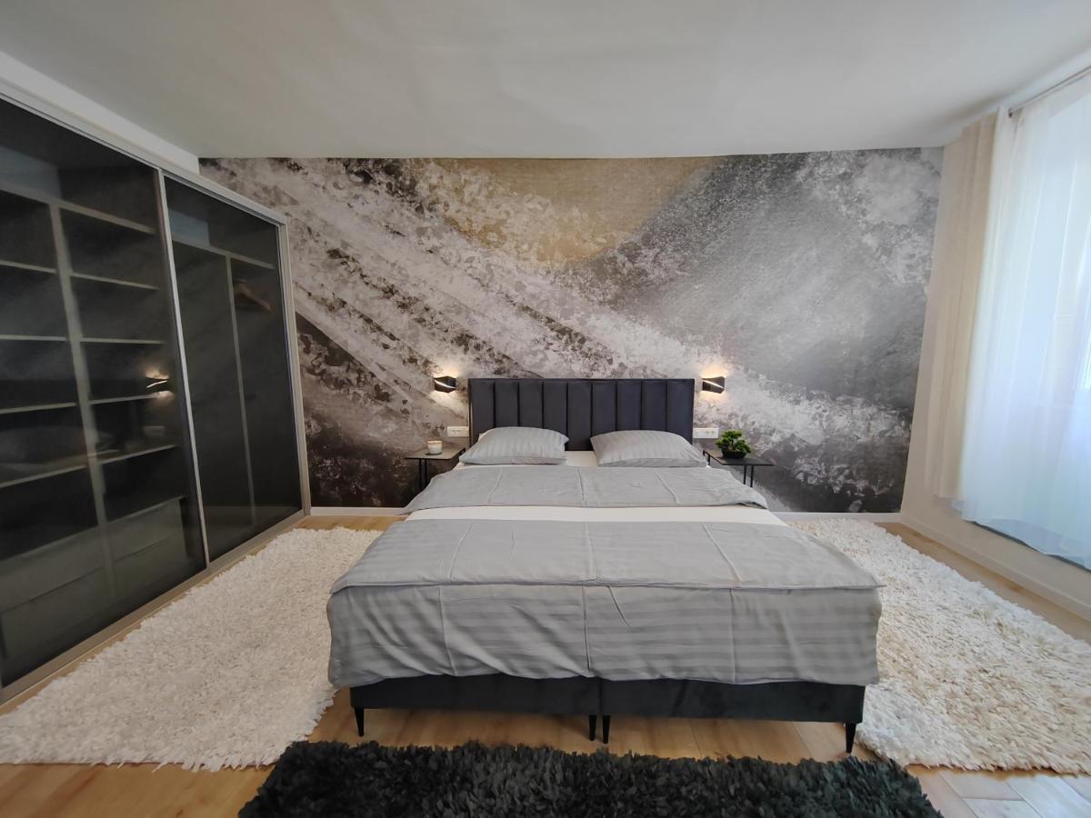 Town Square Apartment Zara Esterno foto